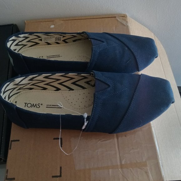 TOMS navy chevron womens slip on fabric shoes minor flaw see desc NEW sz 7.5 - Picture 2 of 8